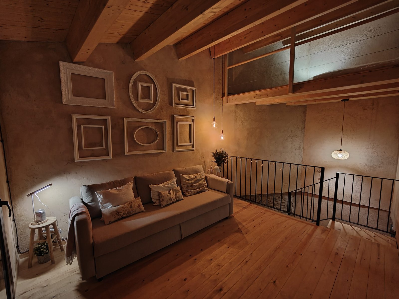 Interior cálido de Cal Cintet: salón con vigas de madera